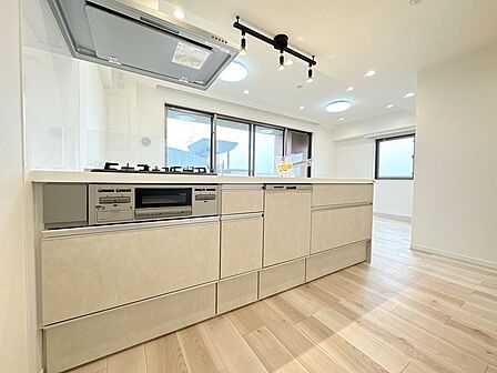 開放感のある対面式キッチンを採用。リビング・ダイニングを見渡しながらお料理を楽しめます