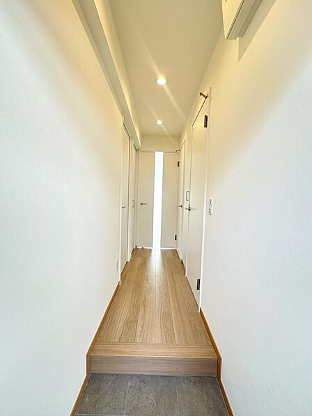 明るいトーンでまとめられた玄関空間が、住まい全体に開放感を演出します