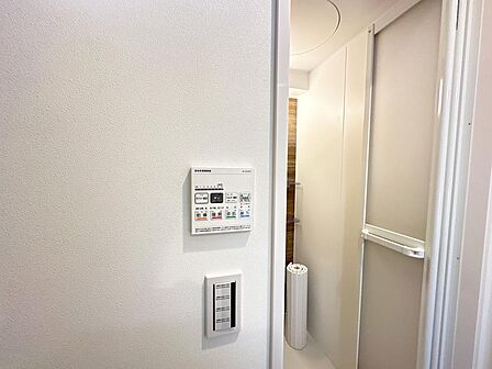 浴室には雨天時の洗濯物乾燥やカビの発生を抑える機能付きの「浴室暖房乾燥機」付きです