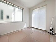 テラスにつながるモダン和室