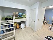 2階8.8畳洋室☆仕切って２部屋にすることもできます◎