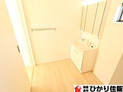 デザインと機能性に優れた三面鏡は家族が増えても収納スペースを確保できます