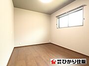 窓から吹きこまれる心地の良い風と柔らかな光はプライベートの空間をより安らぎの場所へと変えてくれています。