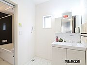 同社施工例：広々ゆとりある洗面所　身だしなみを整えるのに便利な３面鏡付きの洗面化粧台