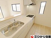 同社施工例:お料理をしながらリビングが見える対面キッチン　食事の配膳も楽になります