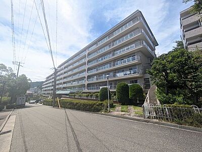 外観：9階建てのお部屋は1階部分となります。緑が多く落ち着いた雰囲気があり、マンションと周辺の雰囲気が調和されて住み心地が良さそうです。