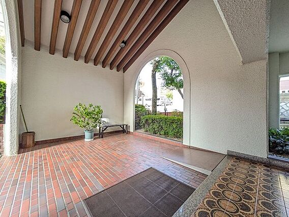 落ち着いた色合...
