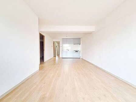 15帖のLDKで、広々と使えますね。フローリングは、木目、色調など木材特有の風合いでナチュラルな美しさがありますね