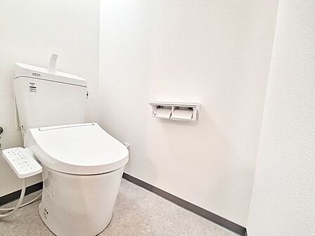 匂いがこもりがちなトイレも窓付きで換気ができますよ白を基調とした、清潔感のあるシンプルなデザインのトイレです。