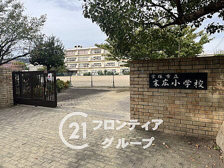 宝塚市立末広小学校 徒歩7分。 560m