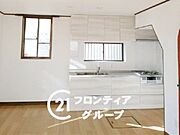 窓が多いので、光を多く取り込んでお部屋を明るく保ちます。