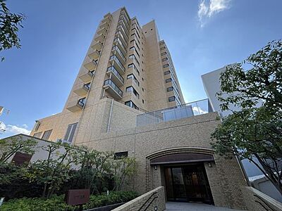 外観:シンプルながらも存在感のあるマンション外観は、住む人を魅了し、日常に特別な時間をもたらします。都会的なデザインが魅力で、住む人に誇りを与える空間です。 外観:シンプルながらも存在感のあるマンション外観は、住む人を魅了し、日常に特別な時間をもたらします。都会的なデザインが魅力で、住む人に誇りを与える空間です。
