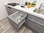 【施工例／食器洗浄乾燥機】家事の負担を軽減し、他の作業に時間を使えますね。手洗いによる洗剤や水の影響を受けないため、手肌にも優しいです。