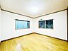 子供部屋：窓が2面ある洋室は、自然光がたっぷり入り、風通しも良く、明るく快適な居住空間を提供します！