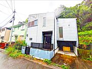 広々とした駐車場は、駐車がしやすい設計になっています。