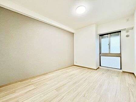玩具が散らかってしまっても狭さを感じない広々とした洋室です。
