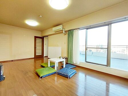 マンションのエントランスは、住まう方々を迎える洗練された空間です。日常の出入りを快適にするための工夫がされています。