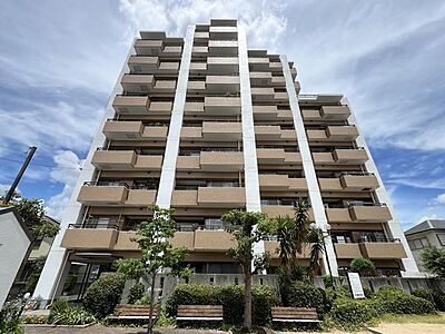 外観:緑が多く落ち着いた雰囲気があり、マンションと周辺の雰囲気が調和されて住み心地が良さそうです。 外観:緑が多く落ち着いた雰囲気があり、マンションと周辺の雰囲気が調和されて住み心地が良さそうです。