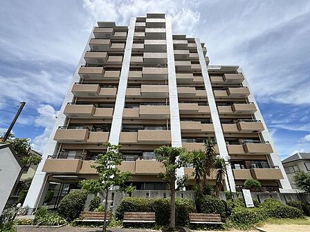 緑が多く落ち着いた雰囲気があり、マンションと周辺の雰囲気が調和されて住み心地が良さそうです。