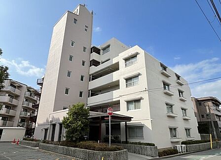 シンプルで洗練されたマンション外観は、住む人のセンスを引き立て、落ち着いた雰囲気を提供します。都会的なデザインが魅力で、住む人に誇りを与える空間です