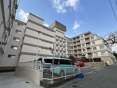 外観:シンプルで洗練されたマンション外観は、住む人のセンスを引き立て、落ち着いた雰囲気を提供します。 外観:シンプルで洗練されたマンション外観は、住む人のセンスを引き立て、落ち着いた雰囲気を提供します。