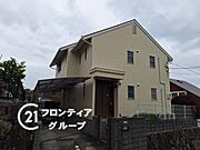 静かな住宅街にたたずむ重厚感あるお家。落ち着いた色合いが素敵ですね。
