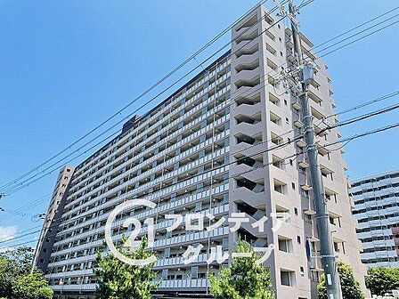 シンプルながらも存在感のあるマンション外観は、住む人を魅了し、日常に特別な時間をもたらします。都会的なデザインが魅力で、住む人に誇りを与える空間です。