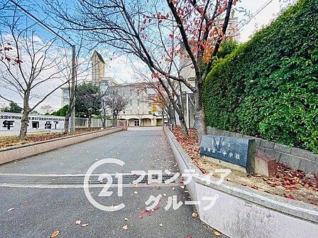 宝塚市立宝塚第一中学校 徒歩20分。整備された通学路で毎日の登下校も安心です。学びと成長の大切な時期を地域に見守られながら過ごせる、子育て世帯に嬉しい教育環境が整っています 1540m