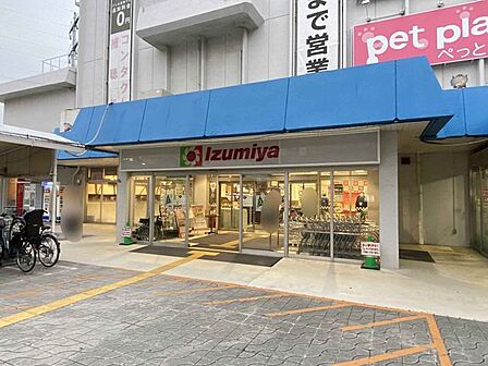 イズミヤショッピングセンター小林店 徒歩2分。仕事帰りでも気軽に立ち寄れる距離感で、食材や日用品の調達がスムーズに完結します。忙しい日常を支えてくれる、暮らしやすさを実感できる住環境です。 160m