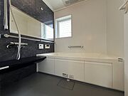 ゆったりと脚を延ばして、1日の疲れを癒せます。窓があるのでこまめに換気ができ、清潔感を保てます。落ち着いた色合いは、心を穏やかにし、リラックスタイムをより豊かにします。