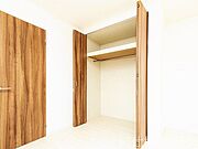 ＼同仕様写真／奥行きのあるクローゼットでたっぷり収納できますね