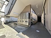 シンプルなロビーですが、住む人にとって居心地の良い空間を提供します