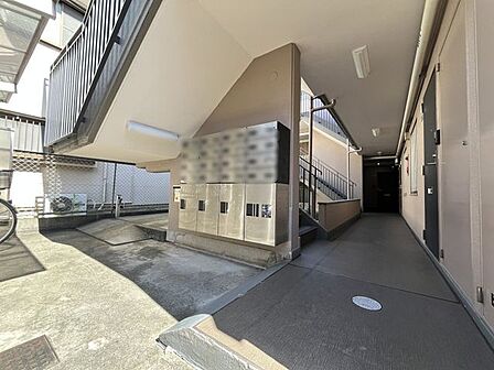 シンプルなロビーですが、住む人にとって居心地の良い空間を提供します