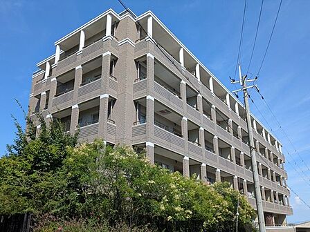 最寄り駅まで徒歩約11分！通勤・通学の際に嬉しい駅チカ物件です。