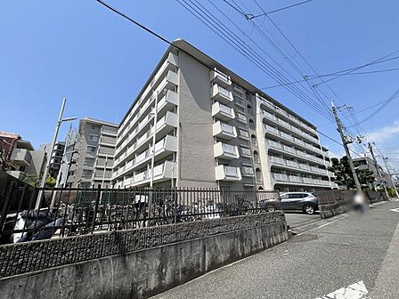 シンプルながらも存在感のあるマンション外観は、住む人を魅了し、日常に特別な時間をもたらします。都会的なデザインが魅力で、住む人に誇りを与える空間です。