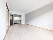 リビングは、広々とした空間で、家族や友人との時間を楽しむのにぴったりです。快適な居住空間を提供します。