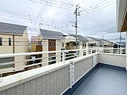 広々バルコニーで洗濯物もたくさん干せますね