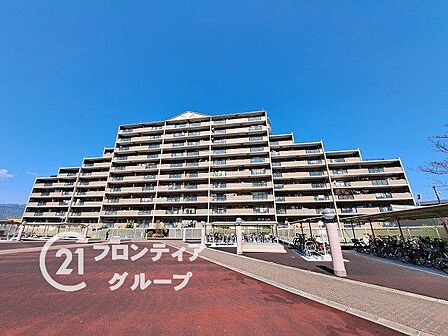 堂々とした佇まいと豊かな緑が調和する格式高い外観デザインです。落ち着きのある住環境の中で、日々の喧騒を忘れてゆったりと過ごせる、品格に満ちたプレミアムな空間が広がっています