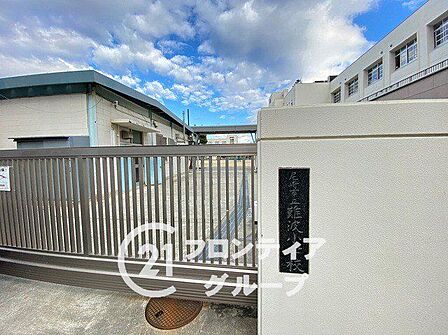 尼崎市立難波小学校 徒歩9分。 720m