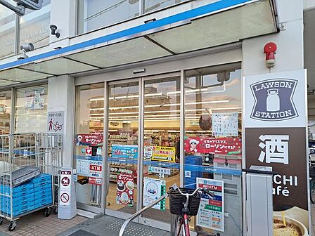 徒歩5分。ローソン芦屋川駅前店 400m