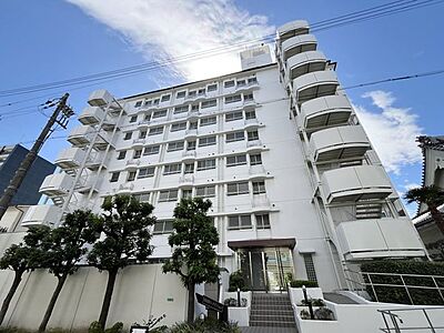 外観：開放感あふれるマンション外観は、明るい印象を与え、住む人に心地よい空間を提供します。自然光を取り入れたデザインが魅力で、日々の生活を豊かにします
