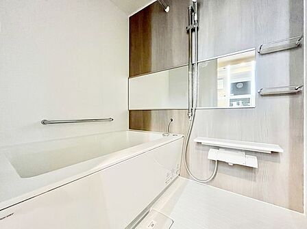 白を基調とした清潔感あふれる浴室は、一日の疲れをリセットするのにふさわしい落ち着いた空間です。ゆったりとした浴槽に浸かりながら、心からリラックスできる至福のバスタイムを毎日お過ごしいただけます