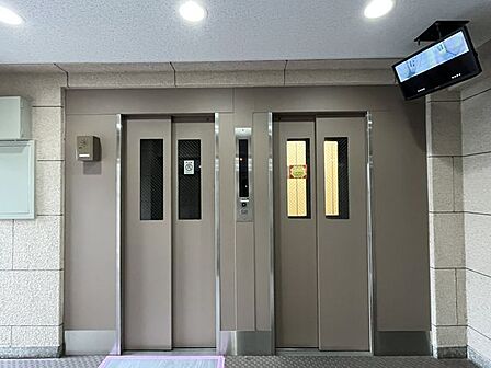 毎日利用するエレベーター周りがこれほど綺麗だと、お出かけの際も気持ちが晴れやかになりますね！掲示板には最新の情報が丁寧に掲示されており、良好なコミュニティが形成されている様子が伺えますね！