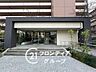 エントランス：凛とした空気が流れる気品に満ちた迎賓のアプローチ！私邸へと導く格式高い空間設計と、選び抜かれた素材が織りなす贅沢な質感！ステータスを感じさせる洗練されたデザインが、都会の喧騒を忘れさせる静謐な空間！
