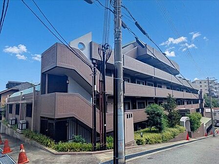 街並みに溶け込む重厚な外観デザインです。落ち着いた色調のタイルが、住まう方のステータスを静かに物語ります。毎日の帰宅が誇らしくなるような、洗練の佇まいをご堪能ください