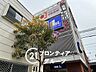 周辺：デイリーカナートイズミヤ尼崎店 徒歩11分。 820m
