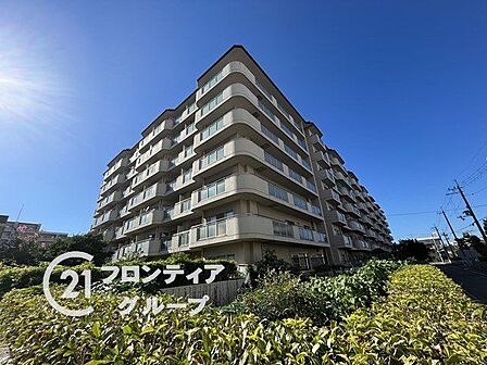青空に美しく映える洗練された佇まいが誇らしいですね!日々の暮らしに豊かさと安らぎをもたらしてくれる堂々としたシルエットは、住まう人の誇りを満たし、優雅な日常を予感させる存在感を放っています