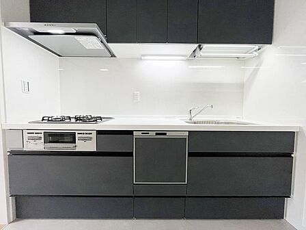 シックなデザインが空間を引き締めるモダンなキッチンです。食洗機付きで後片付けもスムーズなので、ゆとりある夜の時間を過ごせそうです