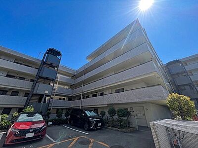 外観:都市の洗練を感じさせる端正なフォルムが印象的ですね。光を浴びて白く輝く外壁が、住まう方のステータスを象徴するような美しい佇まいを演出しています。日々の帰宅が誇らしくなるような外観デザインです 外観:都市の洗練を感じさせる端正なフォルムが印象的ですね。光を浴びて白く輝く外壁が、住まう方のステータスを象徴するような美しい佇まいを演出しています。日々の帰宅が誇らしくなるような外観デザインです