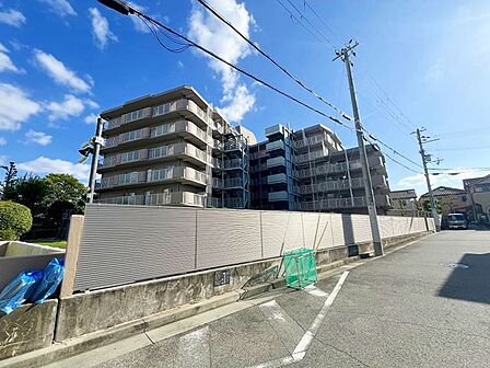 住まい選びは、価格や立地だけでなく、将来の暮らし方まで含めて考えることが大切です。今の段階で気になっていることを、まずスタッフに話してみてください
